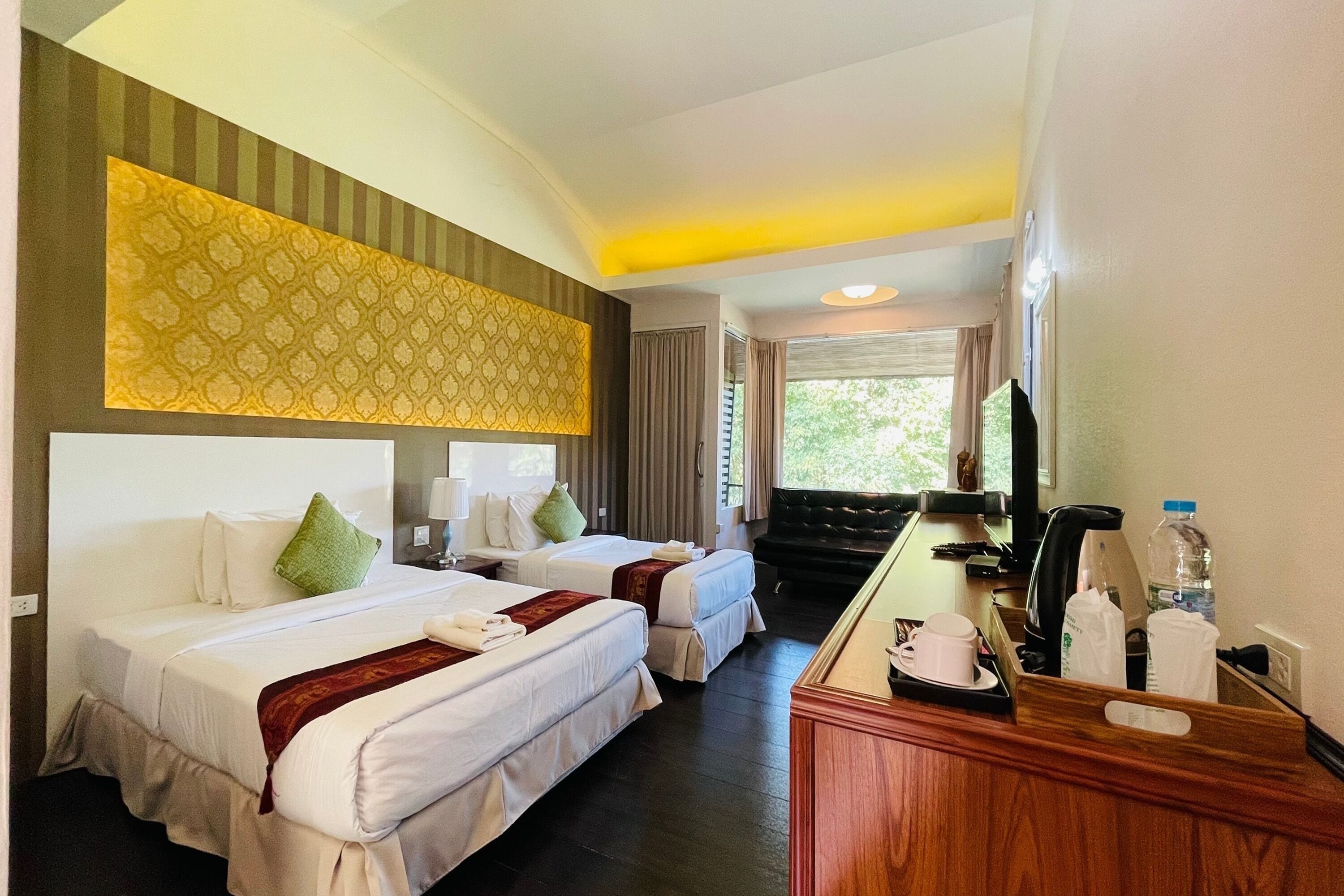 Chambre Junior avec lits jumeaux | Bureau, draps fournis