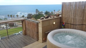 Exclusive Penthouse, Beachfront | Jetted bathtub - Family Penthouse (Tel Aviv)