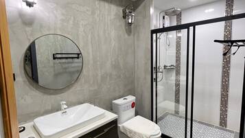 Economy Twin Room | Bathroom | Shower, free toiletries, hair dryer, towels