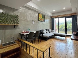 Suite familiar | Zona de estar | Una televisión de pantalla plana