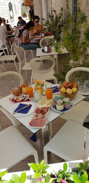 Free daily continental breakfast  - B&B Torrente Antico (Trani)