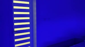 Een kamer met een deur met horizontale gele strepen.