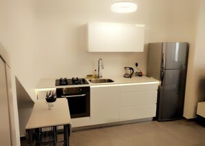 Refrigerador, microondas, parrilla de estufa y cafetera y tetera 