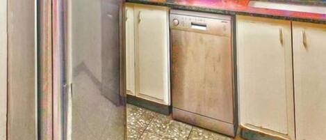 Réfrigérateur, micro-ondes, plaque de cuisson, cafetière/bouilloire