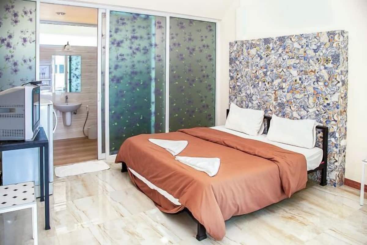 1 bedroom, desk, blackout drapes