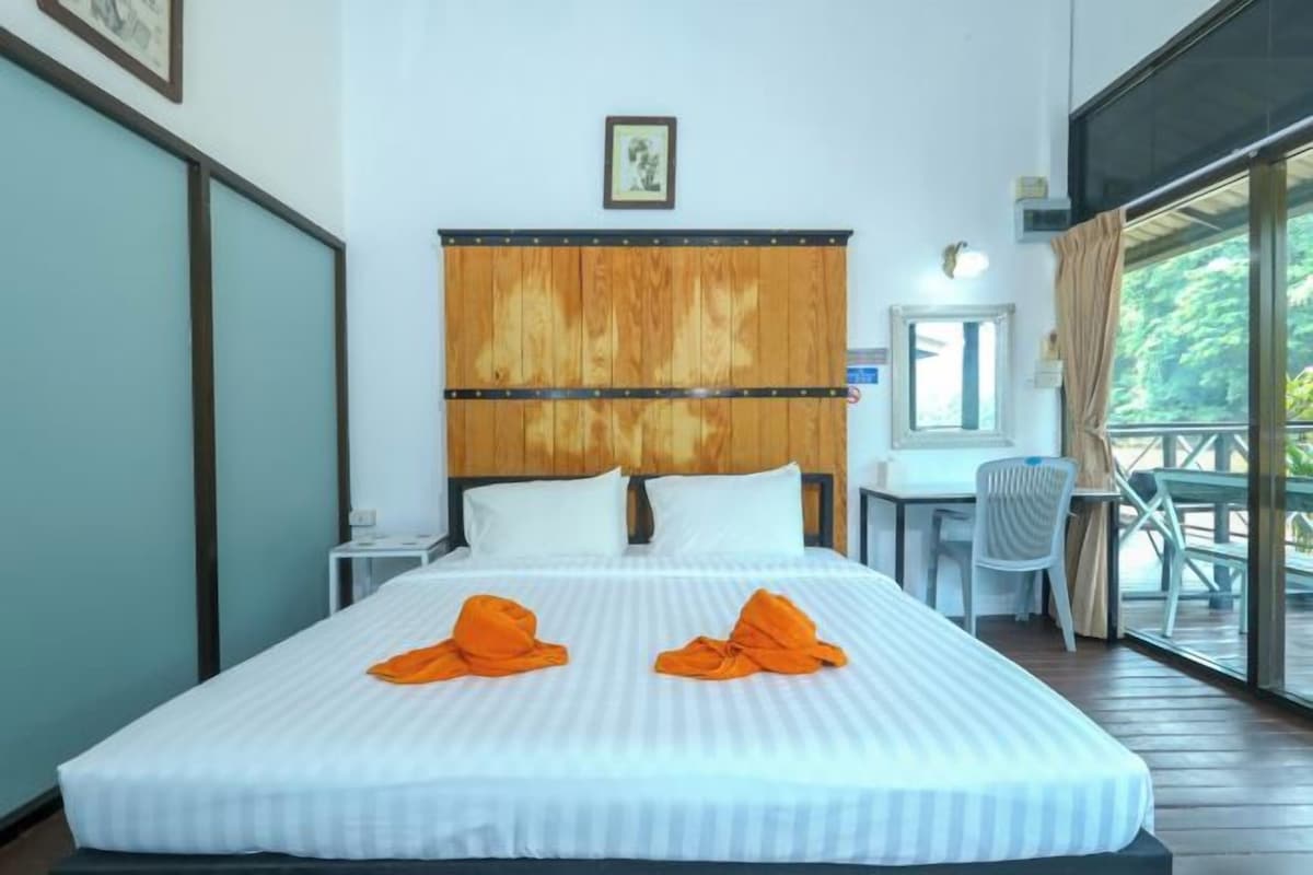 Escritorio, cortinas opacas, ropa de cama