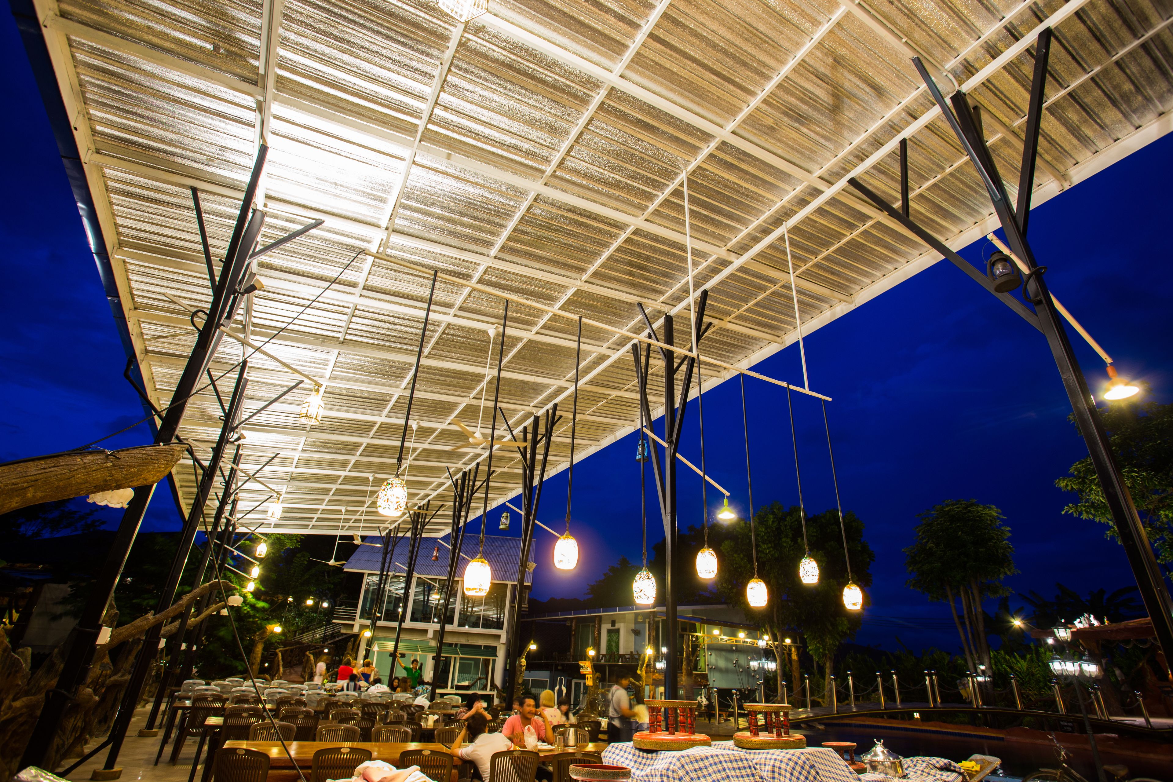 S'hi serveixen esmorzars, dinars, sopars i plats de cuina tailandesa 