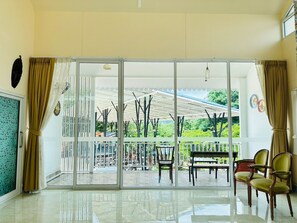 Deluxe Triple | Vardagsrum | Tv