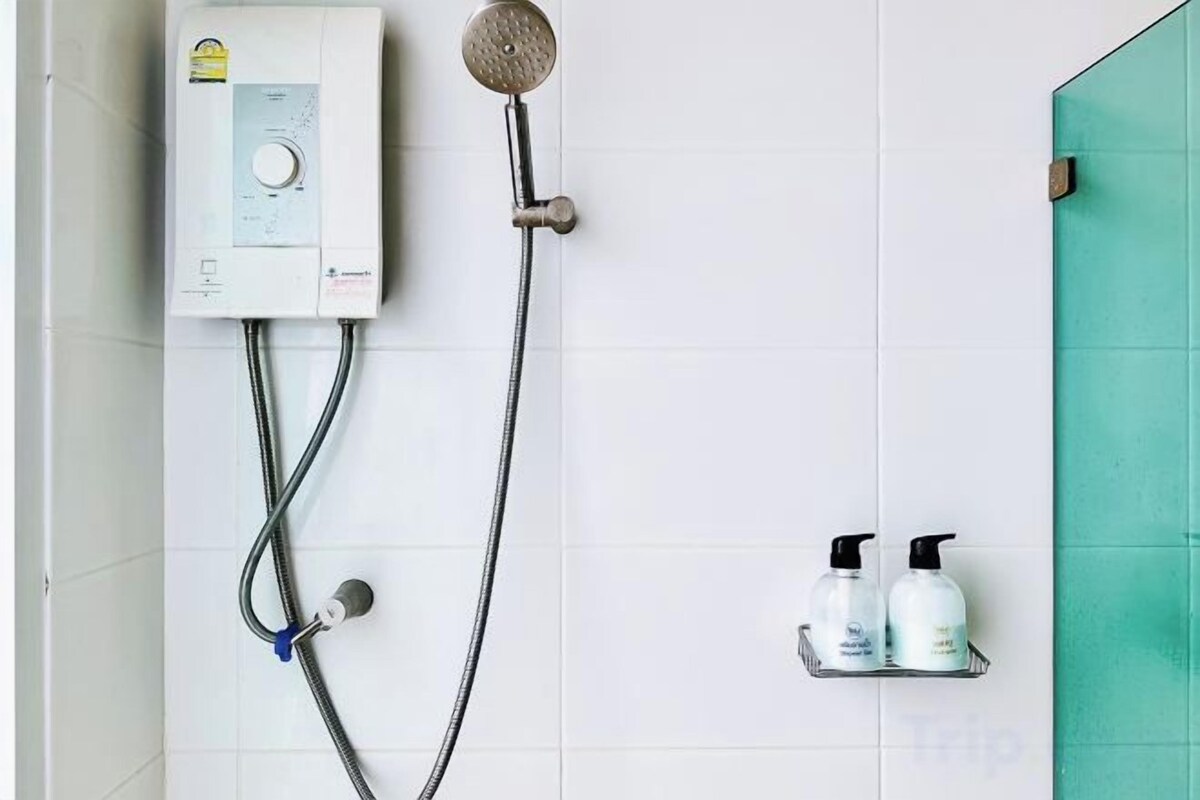 Baño | Ducha, artículos de higiene personal gratuitos y secador de pelo