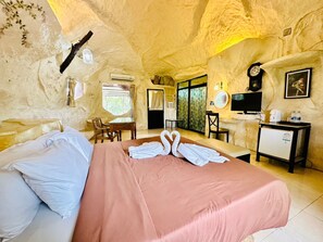 Chambre Tradition (Cave Twin or Double) | Bureau, rideaux occultants