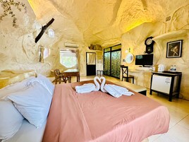 Escritorio, cortinas blackout y ropa de cama 