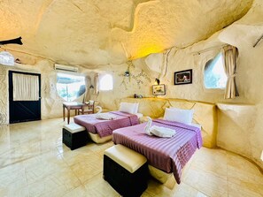 Chambre Tradition (Cave Twin or Double) | Bureau, rideaux occultants