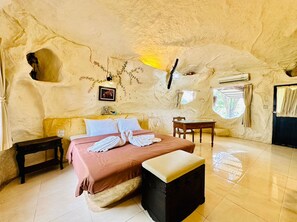 Studio (Cave Twin or Double) | Een bureau, verduisterende gordijnen, beddengoed