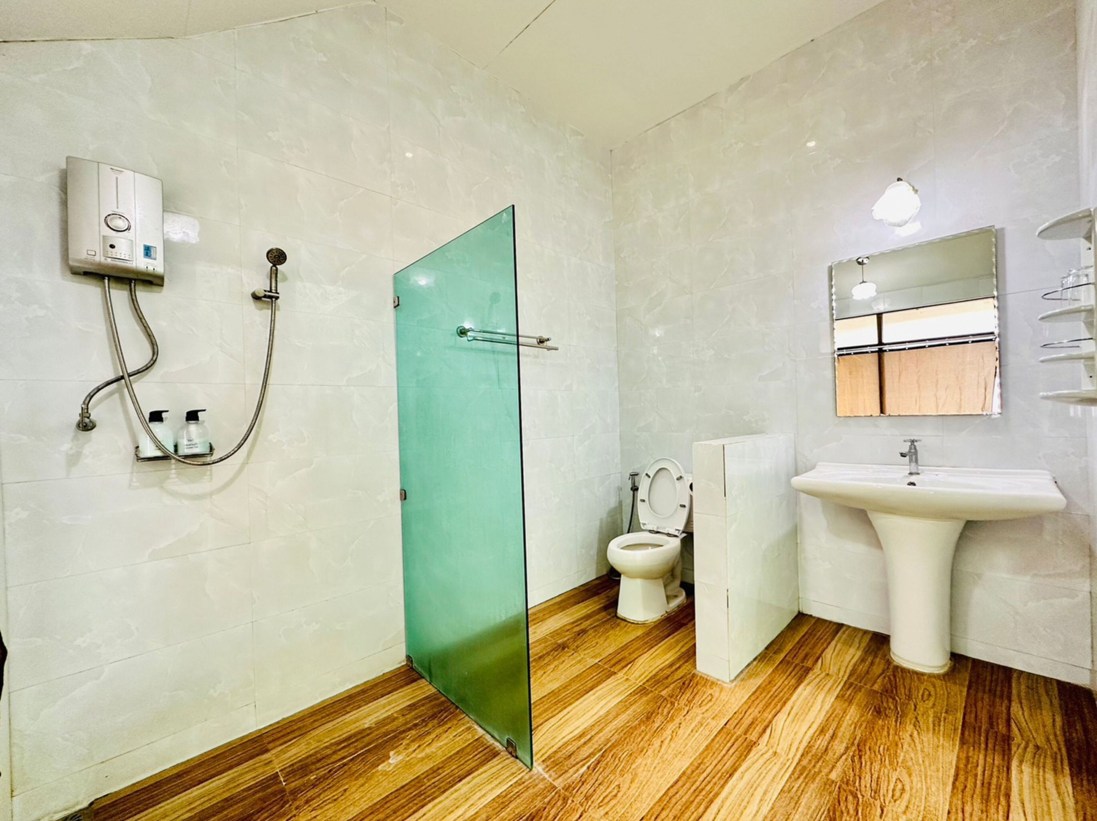 Un baño con ducha, inodoro y lavamanos.