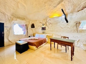 Studio (Cave Twin or Double) | Bureau, rideaux d’obscurcissement, literie fournie