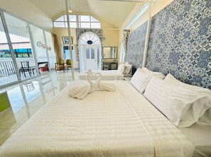 Villa Triple Room | Desk, blackout drapes