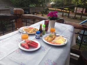 Desayuno con opciones de la cocina local diario (THB 90.00 por persona)