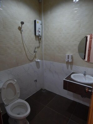 Superior Twin Room | Bathroom | Shower, free toiletries, towels