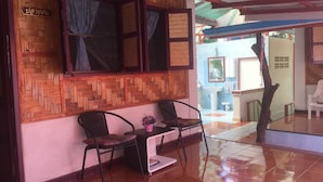 Standard Double Room with Shared Bathroom | Living area - Yayei Homestay (Sai Yok)
