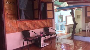 Standard Double Room with Shared Bathroom | Living area