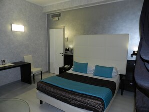 Kahden hengen deluxe-huone | Tallelokero huoneessa, työpöytä, pimennysverhot, äänieristys