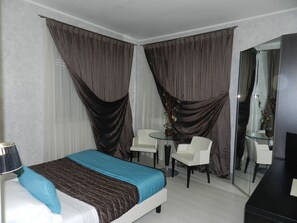 Deluxe Double Room | In-room safe, desk, blackout drapes, soundproofing - Hotel Victoria (Porto San Giorgio)