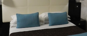 Zimmersafe, Schreibtisch, Verdunkelungsvorhänge, schallisolierte Zimmer