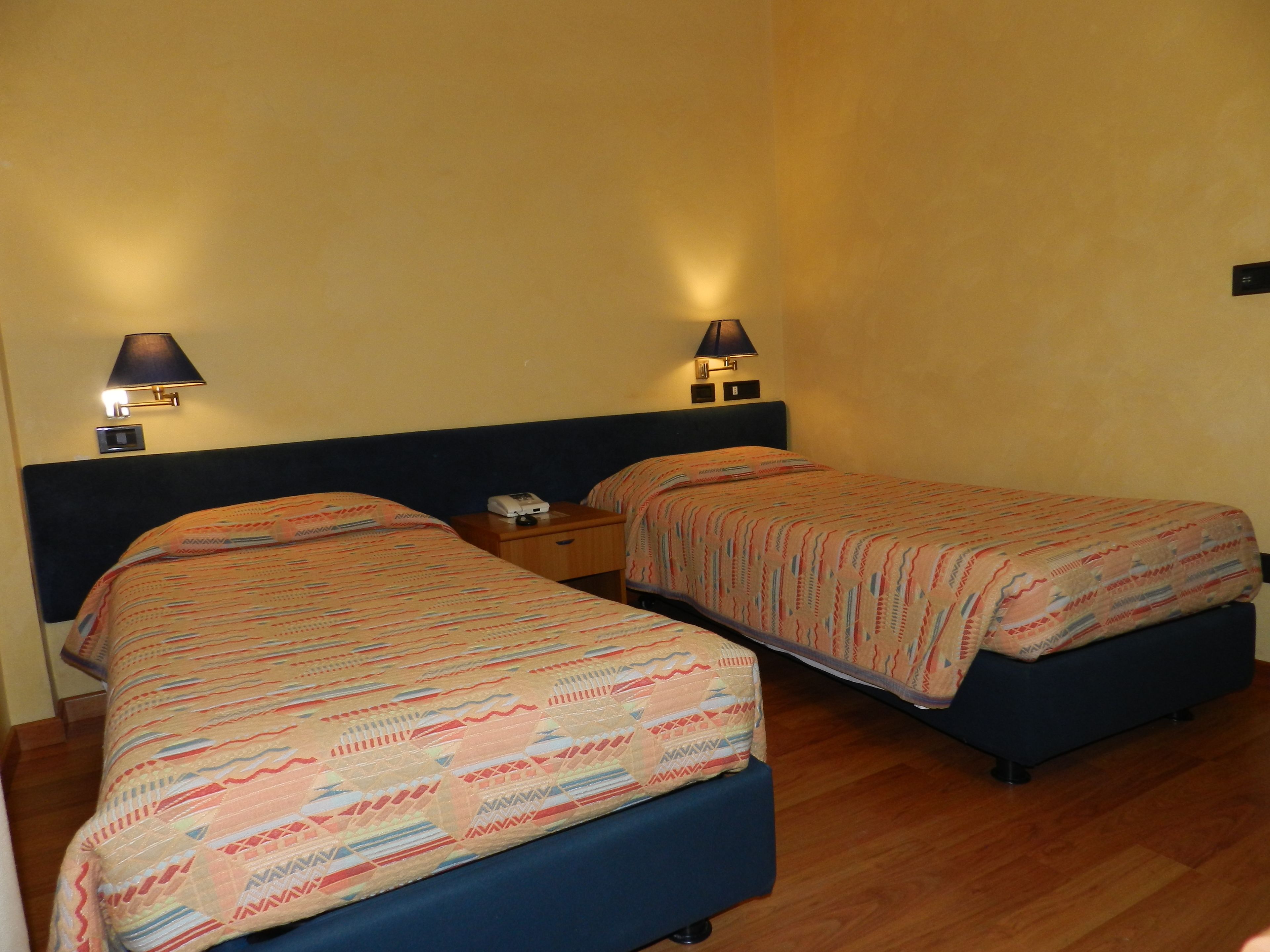 Zimmersafe, Schreibtisch, Verdunkelungsvorhänge, schallisolierte Zimmer