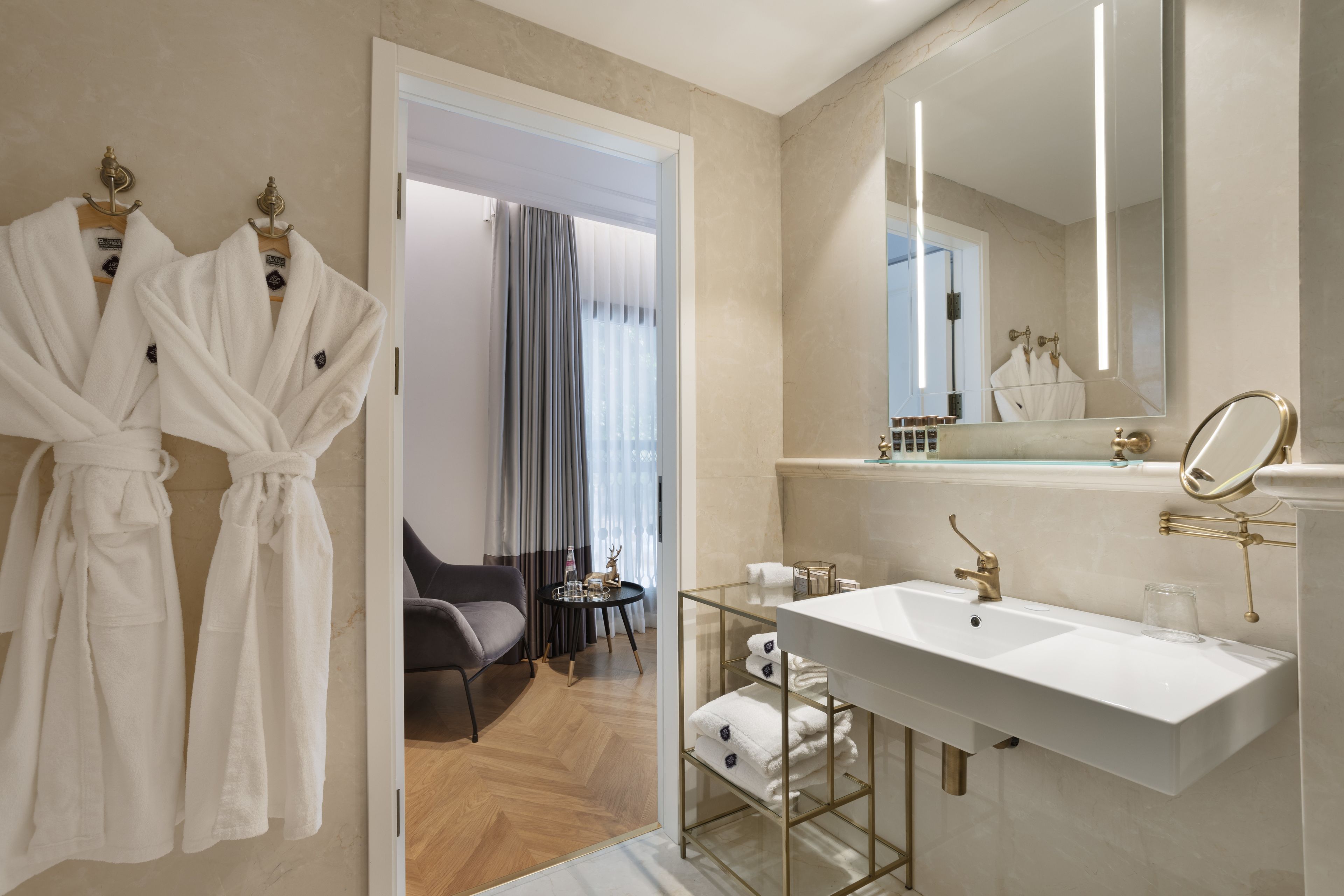 combined shower/bathtub, rainfall showerhead, free toiletries