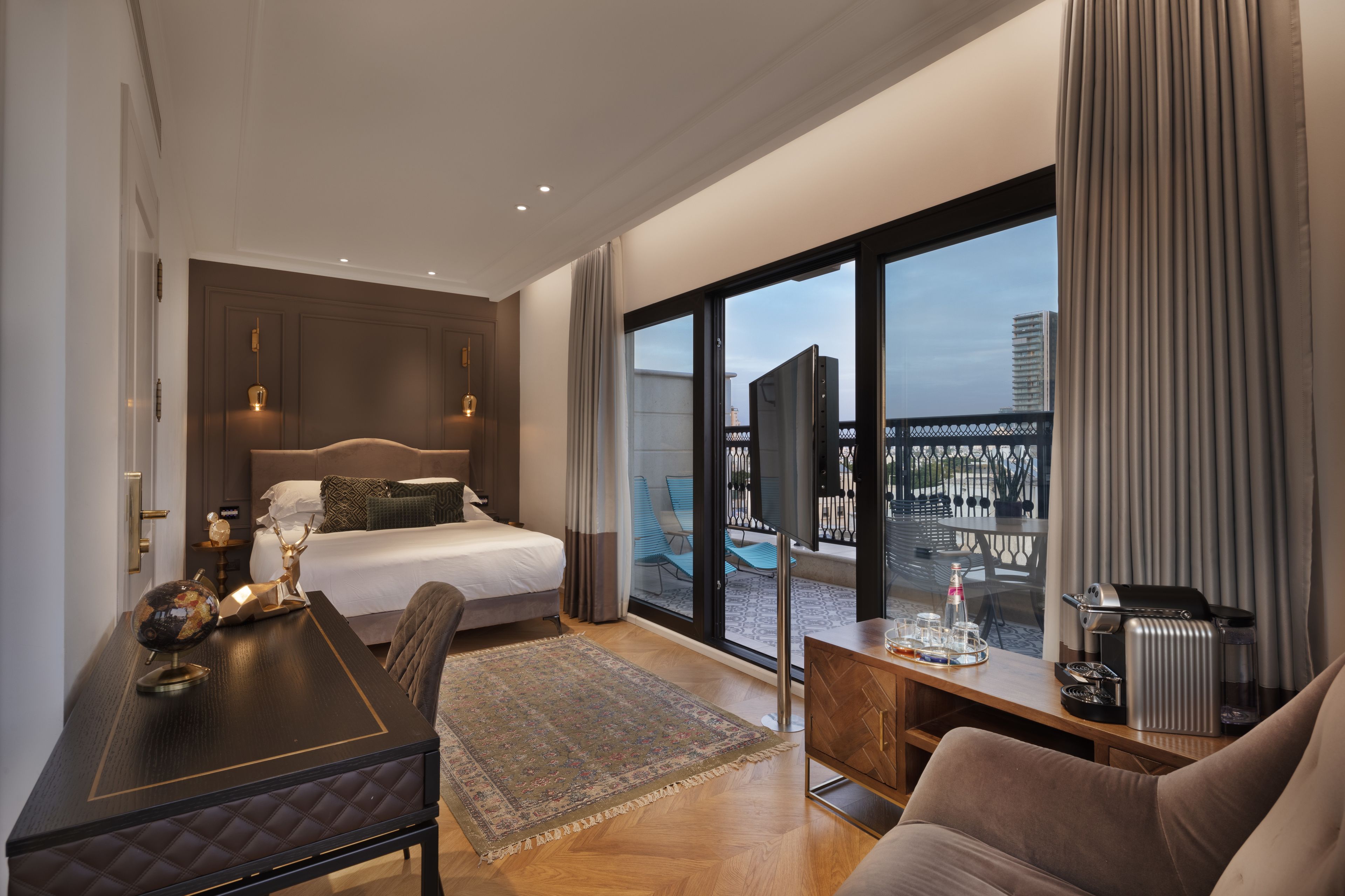 开间, 露台 | 埃及棉床单、高档床上用品、迷你吧、客房内保险箱