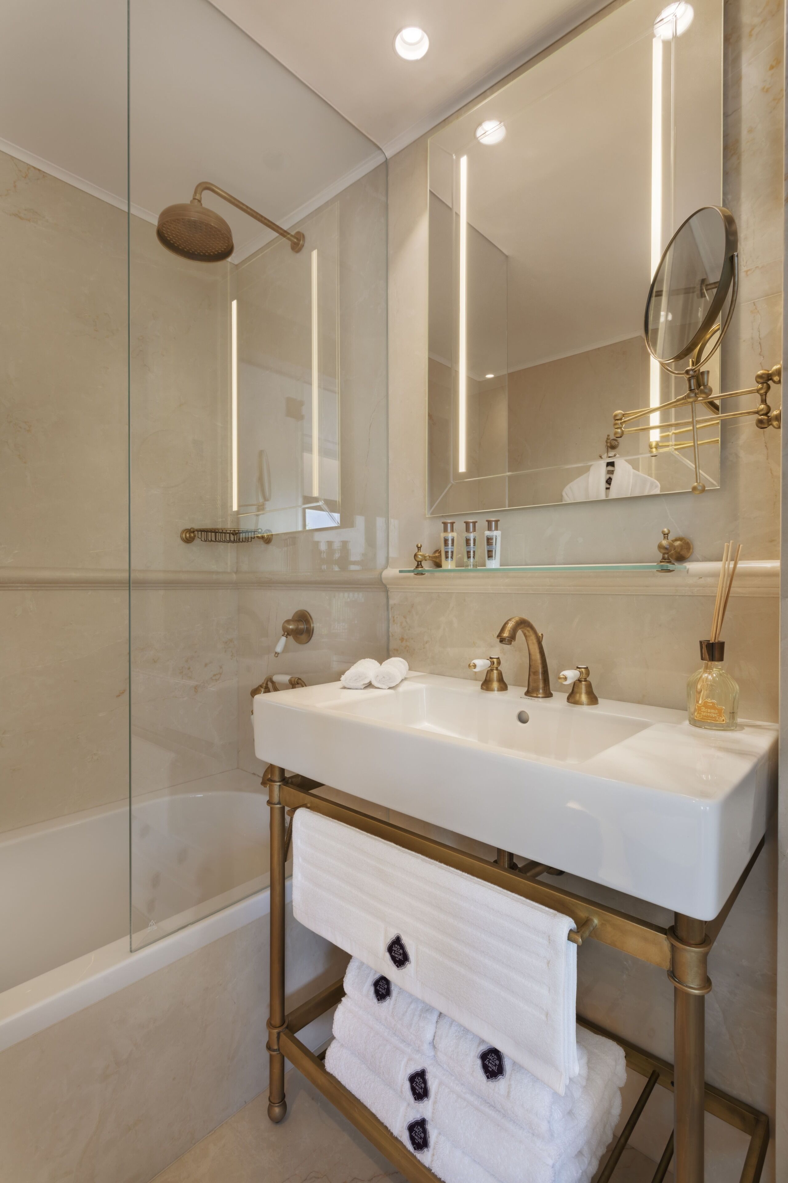 combined shower/bathtub, rainfall showerhead, free toiletries