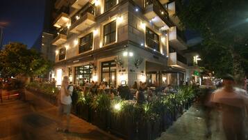 Fachada de la propiedad por la tarde o noche