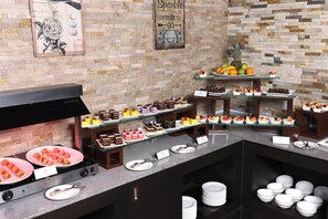 3 restauranter: frokost, lunsj og middag serveres