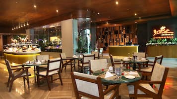 3 restaurants, spécialités Cuisine internationale