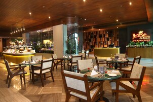 3 restaurantes; se sirven desayunos, almuerzos y cocina internacional 