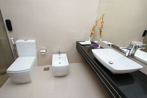 Combined shower/bathtub, deep-soaking bathtub, free toiletries
