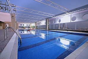 Piscine extérieure, chaises longues