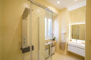 Estudio Deluxe (Agathae Rome 106) | Baño | Regadera, amenidades de baño gratuitas, secadora de cabello, bidet 