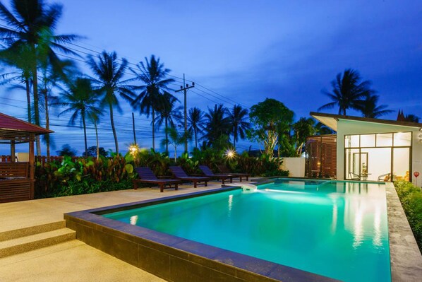 Ulkouima-allas, aurinkotuoleja