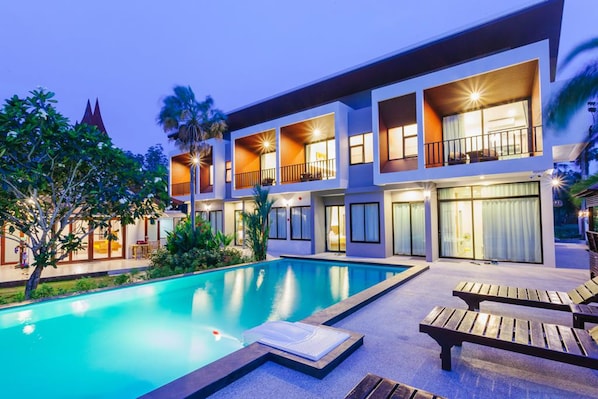 Outdoor pool, sun loungers