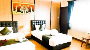 Dreibettzimmer | Minibar, Schreibtisch, kostenloses WLAN