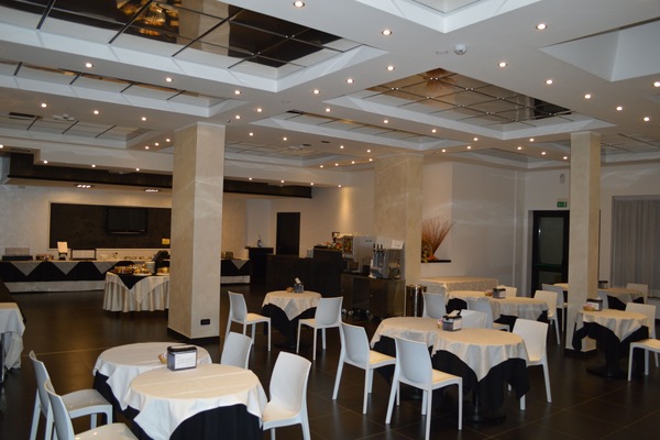 Café da manhã com buffet grátis todos os dias