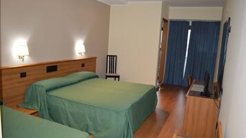 Schreibtisch, schallisolierte Zimmer, BĂŒgeleisen/BĂŒgelbrett