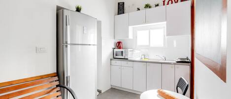 Fridge, microwave, stovetop, coffee/tea maker