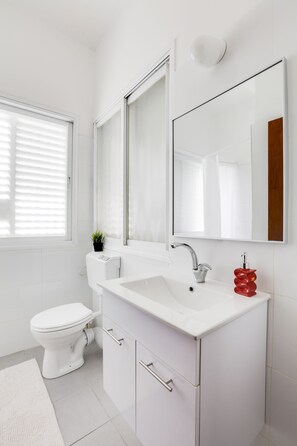 Comfort Studio | Bathroom | Shower, free toiletries, hair dryer, towels - Central Apartment near Bograshov Beach (Tel Aviv)