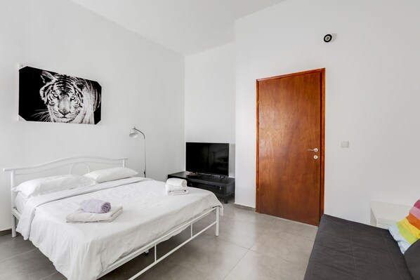 Comfort Studio | Premium bedding, desk, blackout curtains, iron/ironing board - Central Apartment near Bograshov Beach (Tel Aviv)