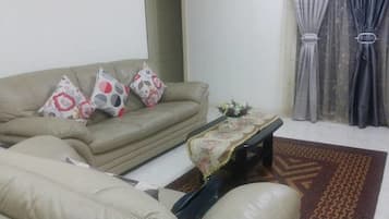 Apartamento, 3 habitaciones (Halal-only Kitchen) | Sala de estar | Una televisión LCD