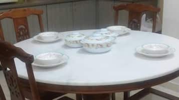 Apartment, 3 Bedrooms, Halal-only Kitchen | In-room dining