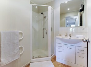 Beachfront Enclosure Bay | Bathroom | Shower, hair dryer, bidet, towels - Beachfront Enclosure Bay (Waiheke Island)
