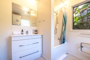 Rumah | Kamar mandi | Shower, pengering rambut,  dan handuk